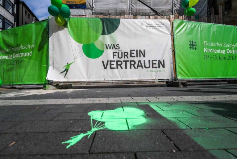 Ein grüner Ballon mit Schattenprojektion auf dem Boden, Evangelischer Kirchentag 2019.