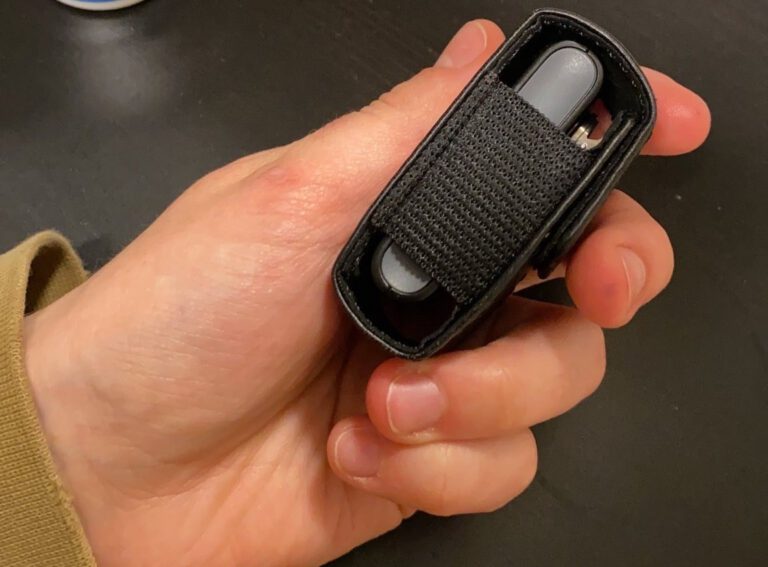 Hörgerät im Hand gehalten, symbolisiert das Wiederfinden eines vermissten Gegenstands.