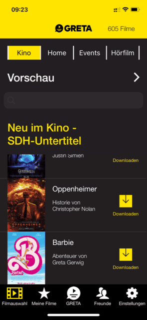 Hörgeschädigte Person im Kinosaal mit Greta, Filmplakat im Hintergrund, barrierefreier Kinobesuch.