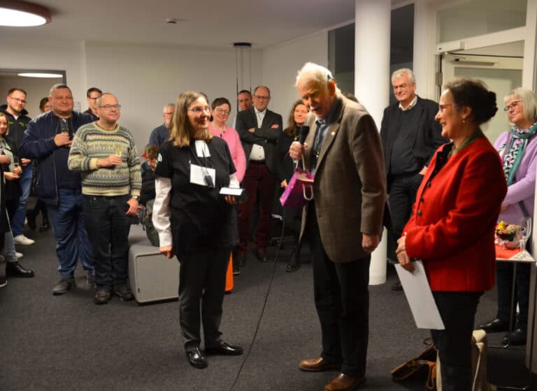 Evangelische Schwerhörigenseelsorge bei einer Veranstaltung, Menschen im Gespräch.