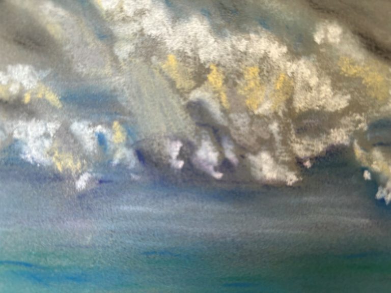 Himmel mit Wolken, stimmungsvoller Himmel über Wasser, sanfte Farben und Wolkenformationen.