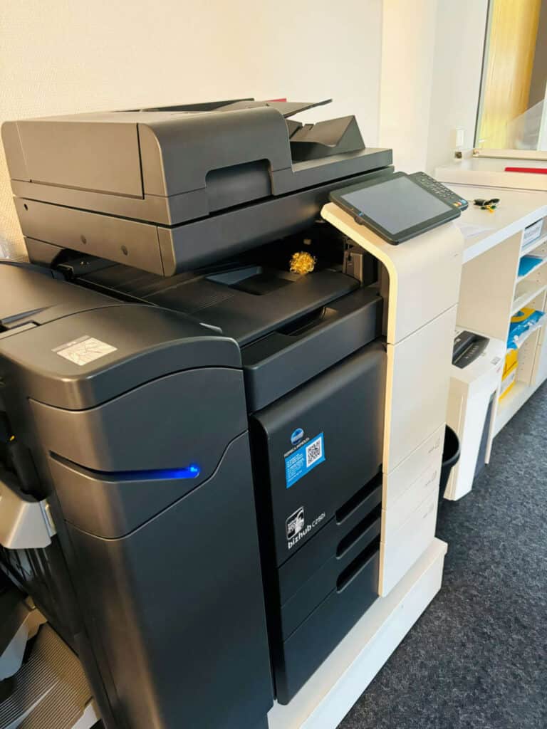 Drucker im Büro, multifunktionale Kopier- und Druckmaschine mit Touchscreen-Bedienfeld.