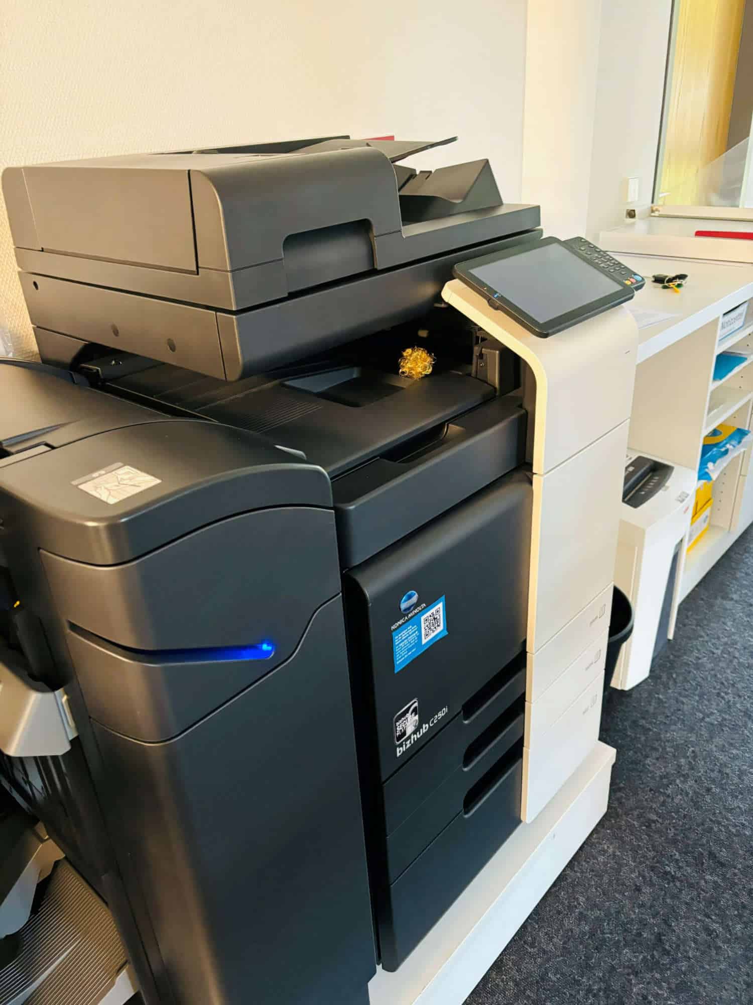 Drucker im Büro, multifunktionale Kopier- und Druckmaschine mit Touchscreen-Bedienfeld.