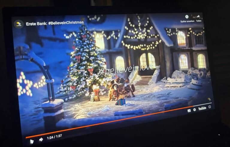 Weihnachtliche Szene mit Igel und festlich geschmücktem Haus im Schnee, beleuchteter Weihnachtsbaum,.