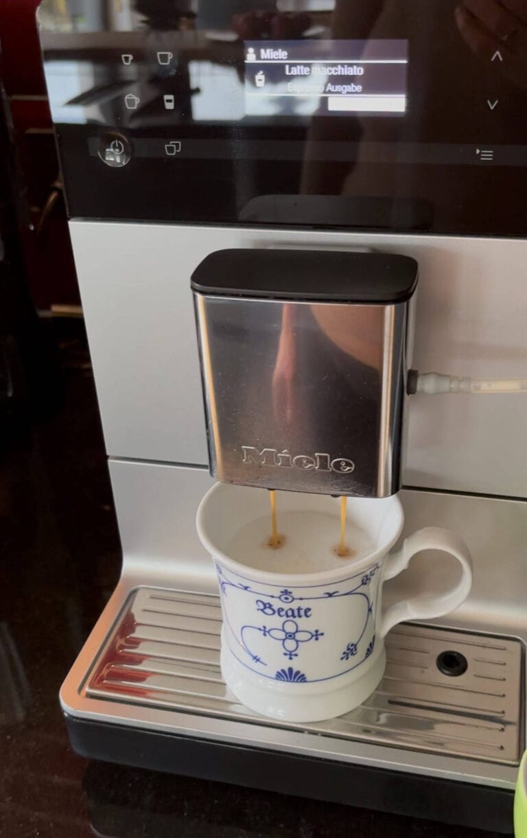 Kaffeevollautomat mit Tasse, bereitet Kaffee direkt in die Tasse zu, moderne Kaffeemaschine für fris.