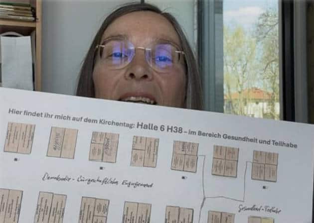 Frau mit Gebärdensprachdolmetscher-Plan beim Kirchentag in Hannover.