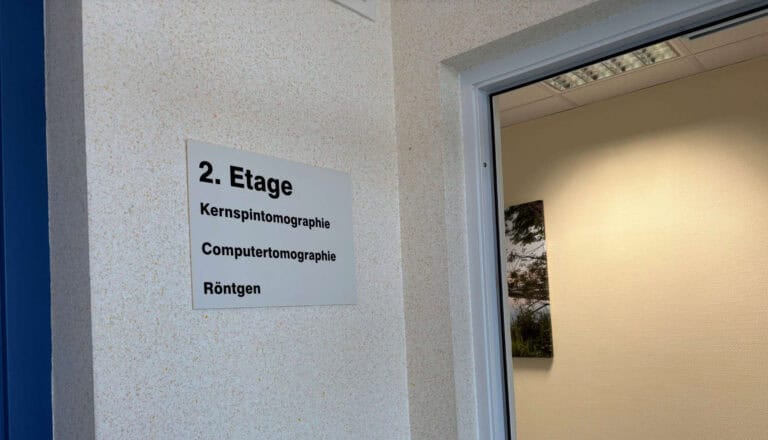 MRT-Beschilderung im Krankenhaus, zeigt die verschiedenen radiologischen Untersuchungen.