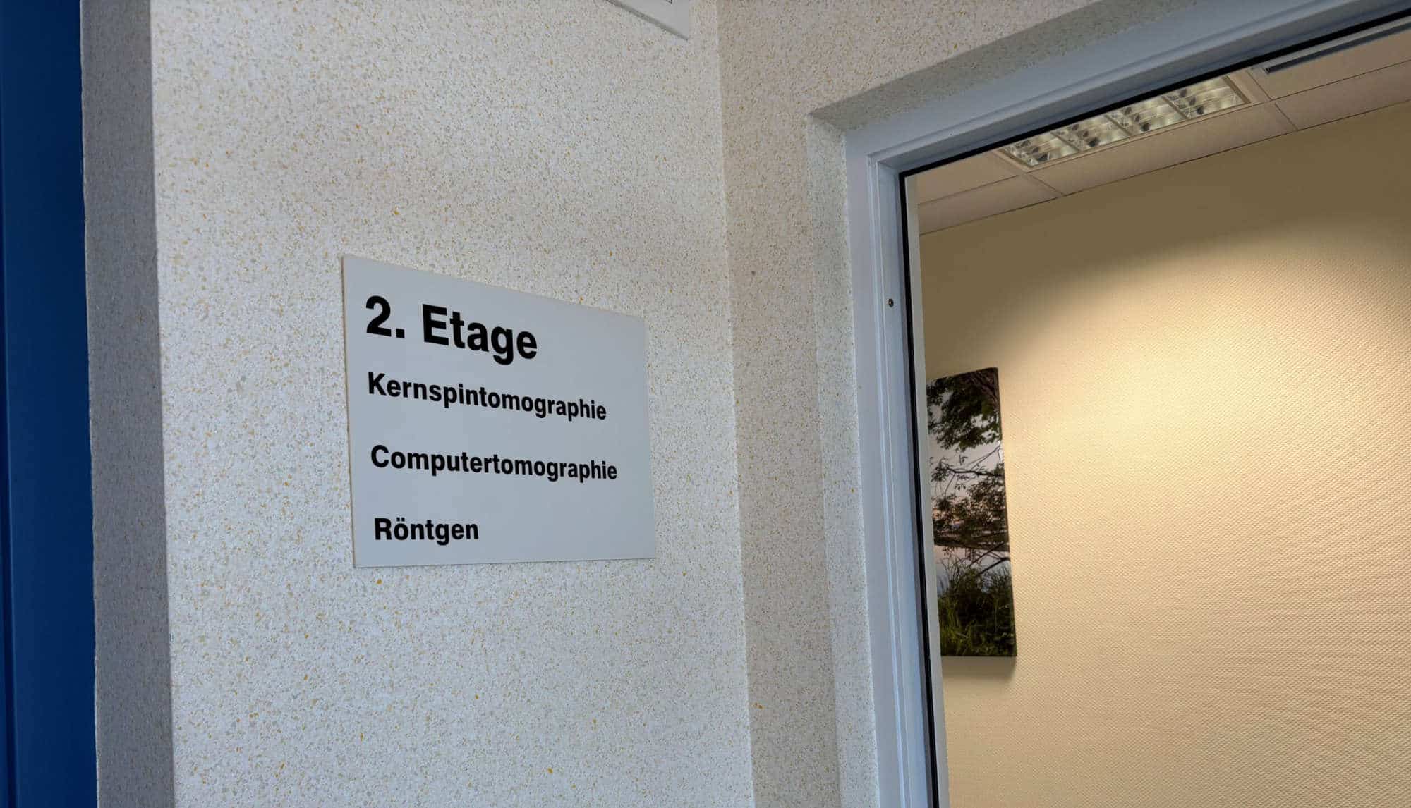 MRT-Beschilderung im Krankenhaus, zeigt die verschiedenen radiologischen Untersuchungen.