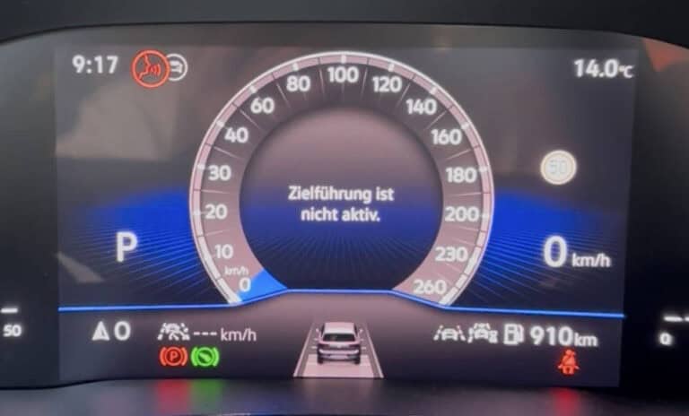 Digitales Armaturenbrett mit Warnhinweis "Zielführung ist nicht aktiv".