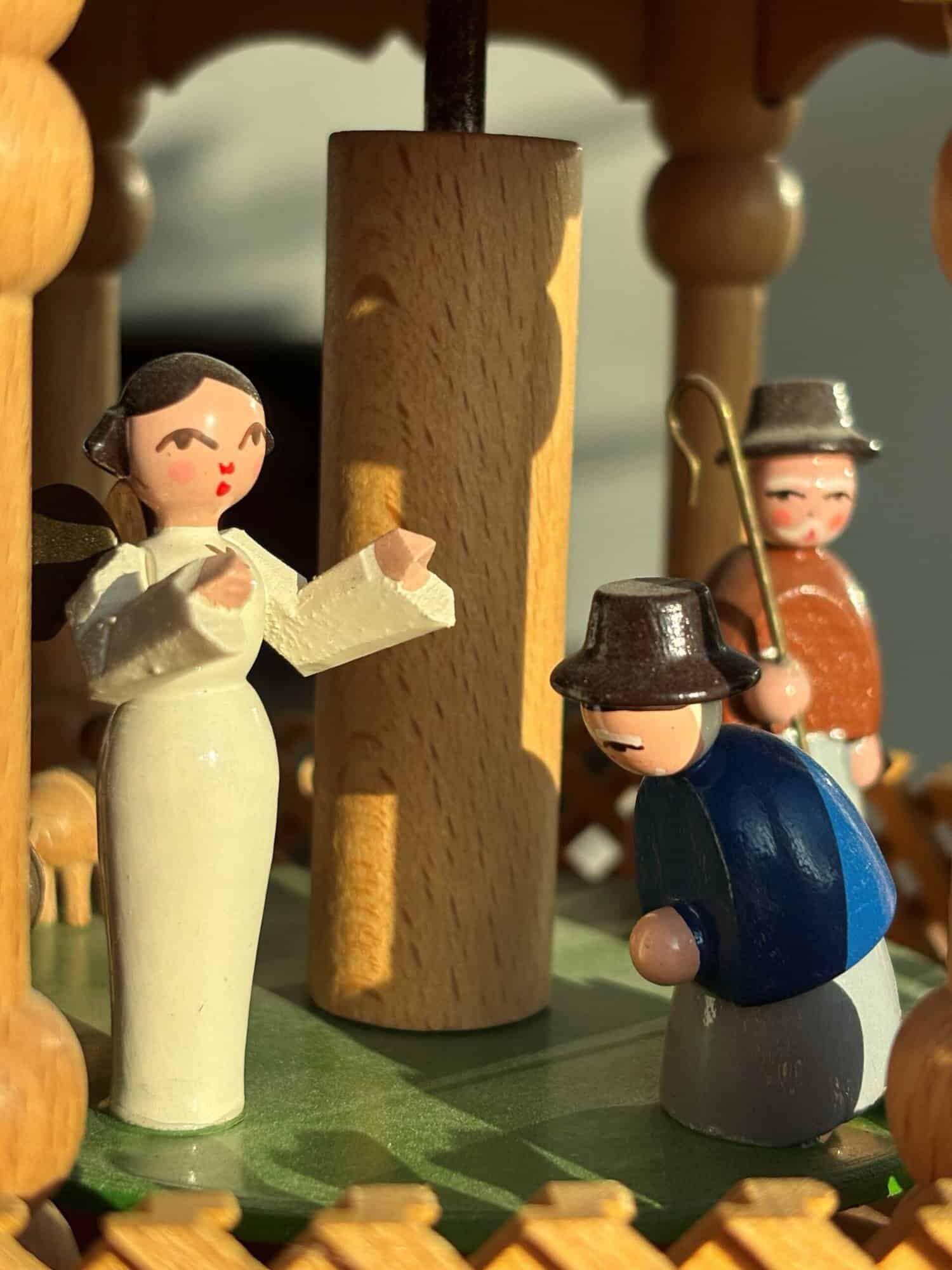 Engel aus Holz, handgefertigt, mit Flügeln und Heiligenschein, in einer Szene mit Figuren.