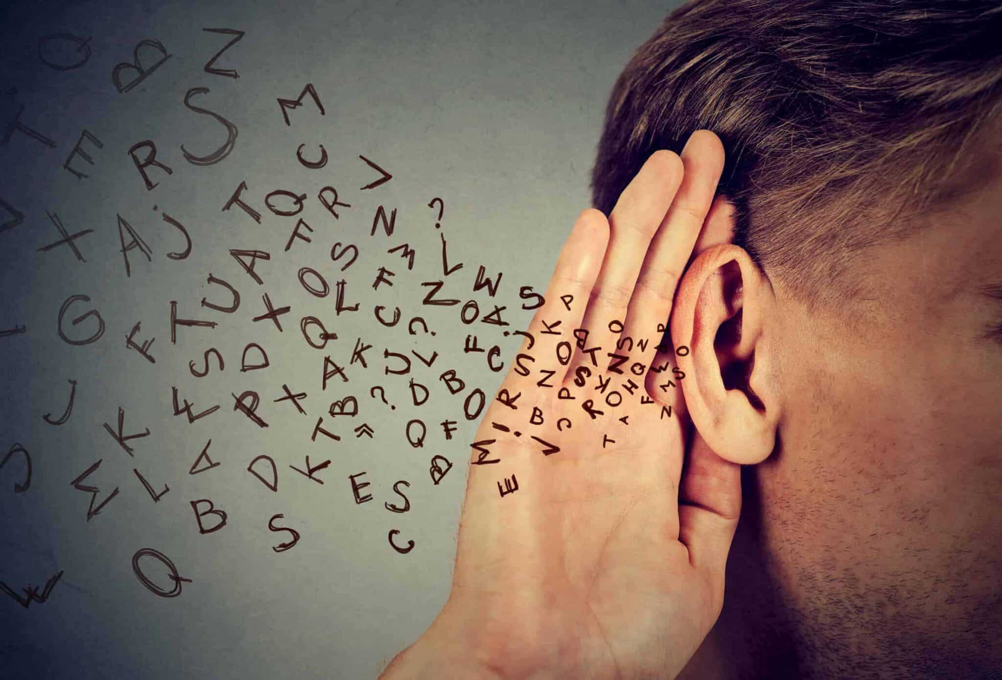 Hörende Person hört aufmerksam auf eine Sprache mit Buchstaben und Zeichen.