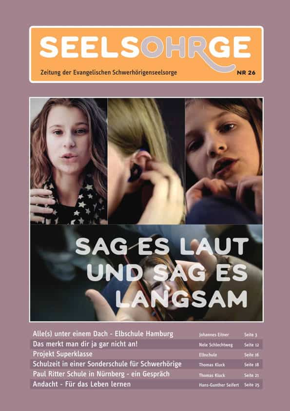 Hörgeschädigte Kinder beim Lernen und Kommunizieren, mit Gebärdensprache und Unterstützung.