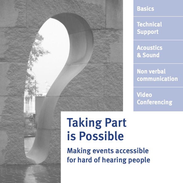 Großes Fragezeichen aus Metall vor einer Steinmauer, Symbol für Fragen & Antworten.