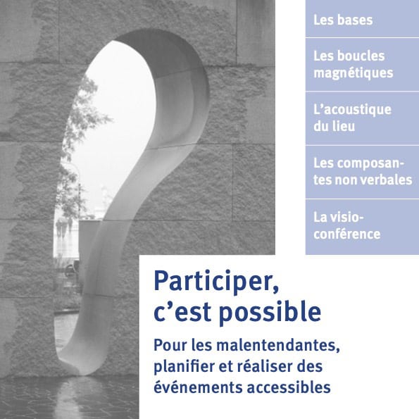 Fragezeichen aus Stein vor einer Kirche, symbolisiert Fragen & Antworten im Kontext der Barrierefrei.