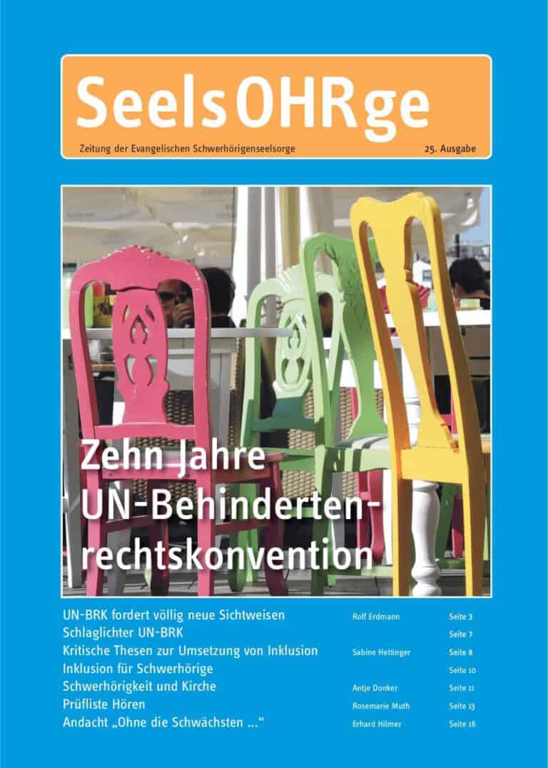 Bunte Stühle in einem Raum, symbolisieren Vielfalt und Inklusion in der evangelischen Schwerhörigens.