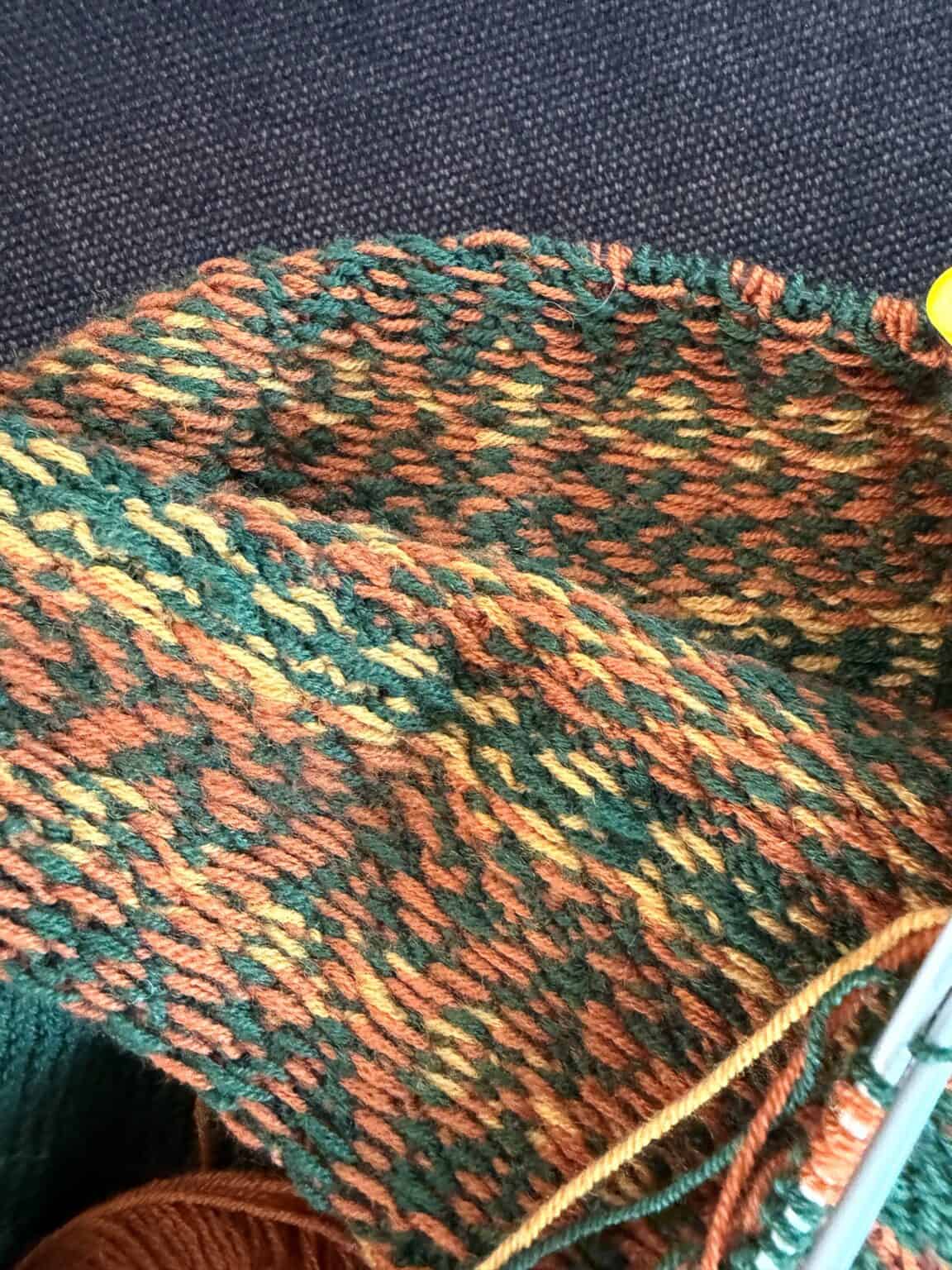 Handgestrickter bunter Schal aus Wolle, Nahaufnahme.