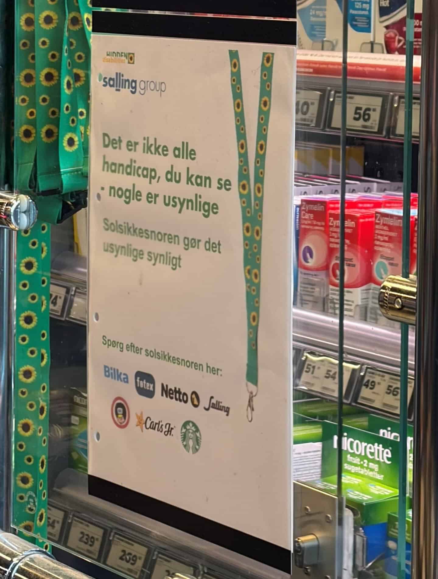 Hörhilfen im Supermarkt, Sonnenbrille und Gehörschutz sichtbar.