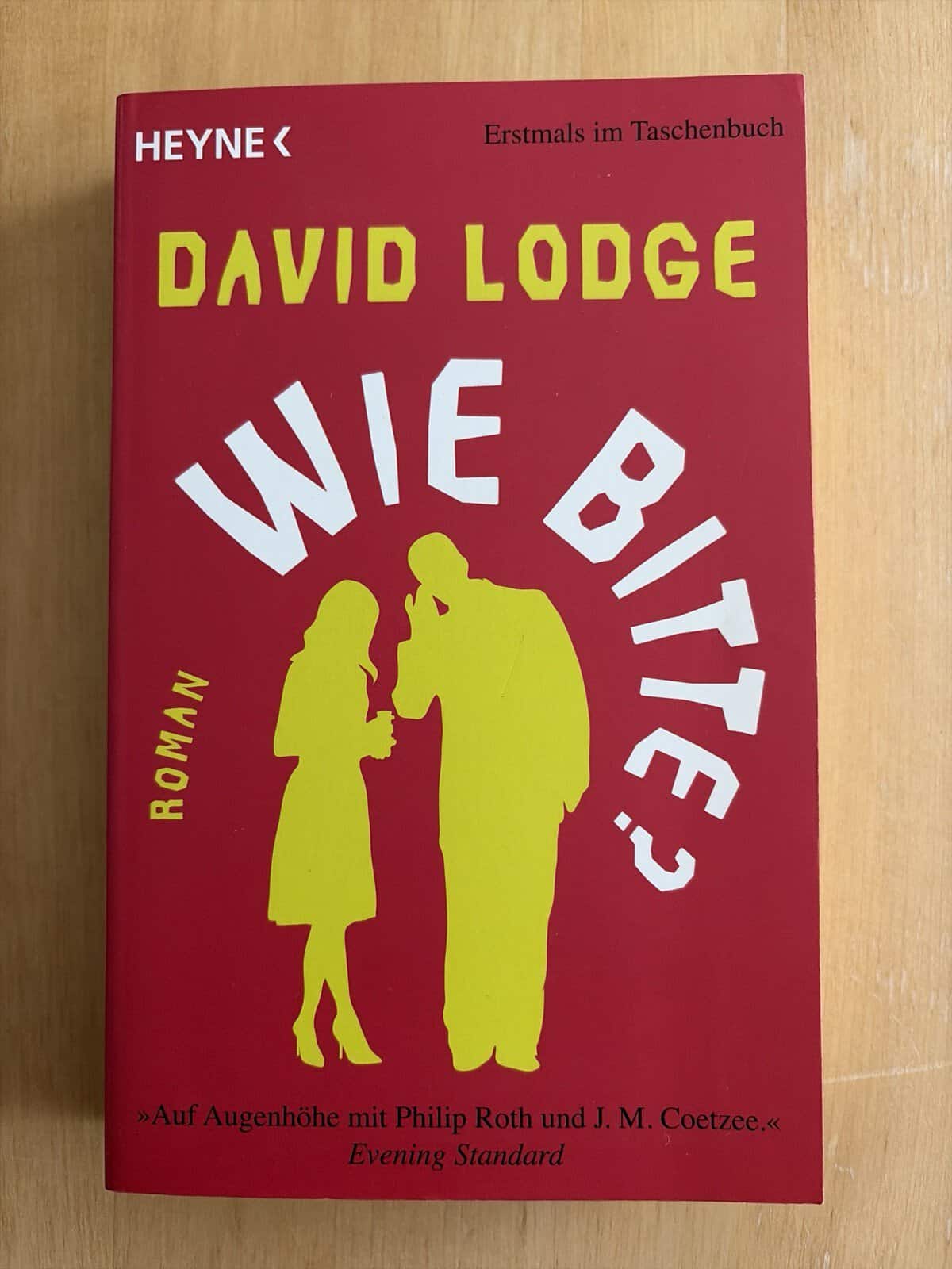 Buchcover von 'Wie bitte?' von David Lodge mit rotem Hintergrund und gelber Schrift.
